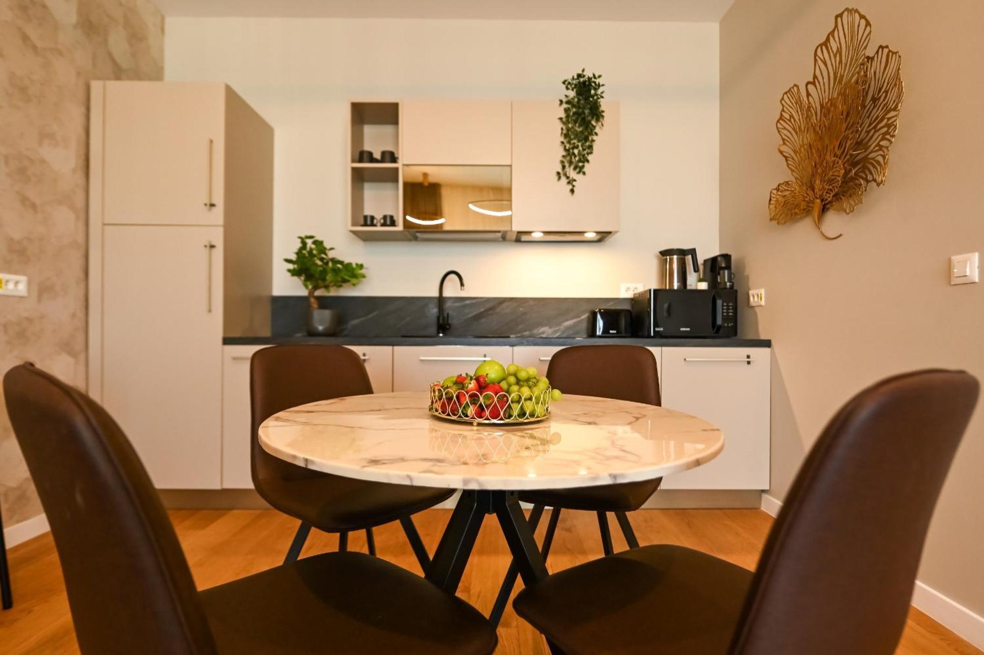 One Verdi Park Exclusive Apartments - Panoramic View & Private Parking Бухарест Номер фото