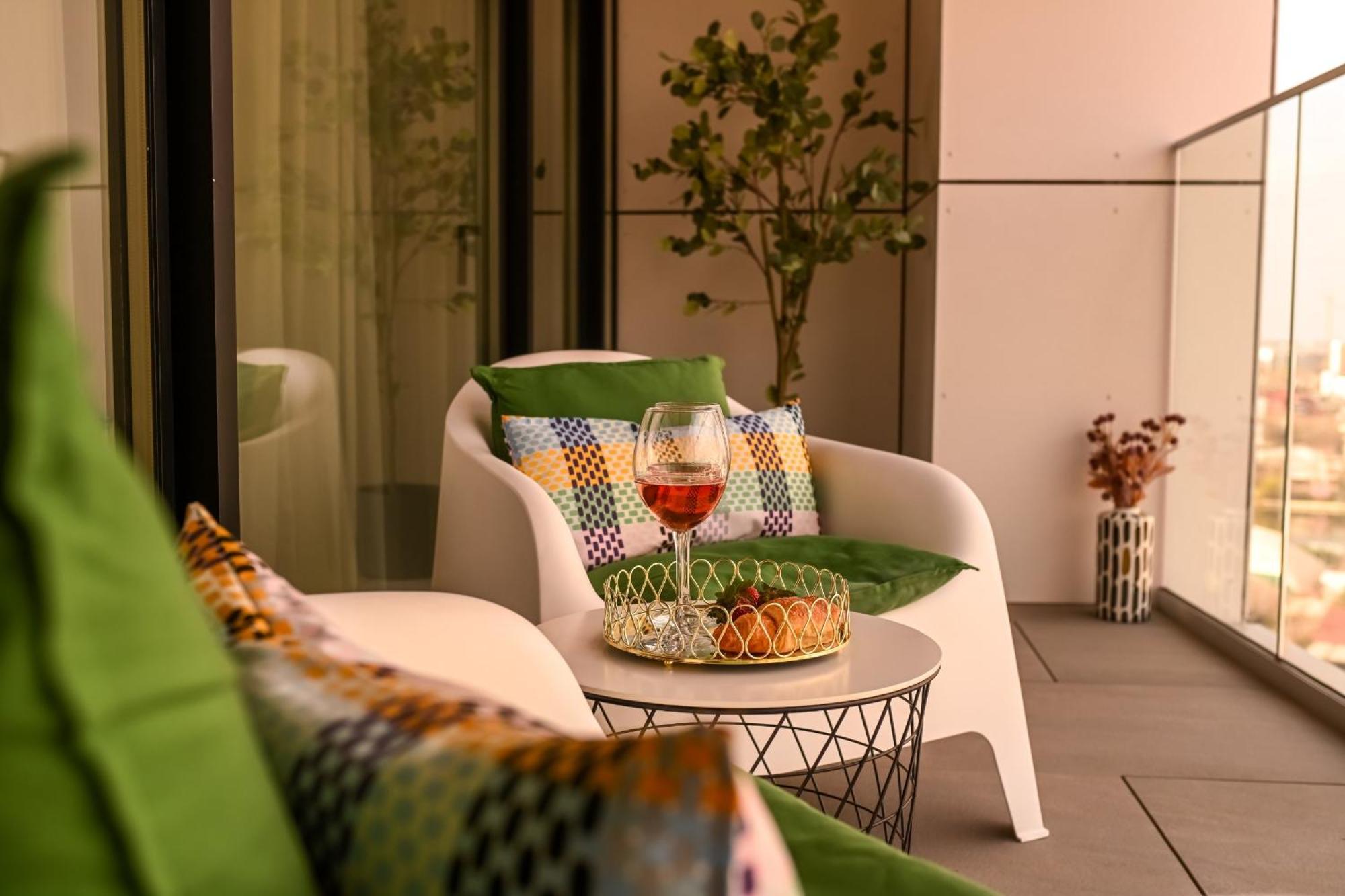 One Verdi Park Exclusive Apartments - Panoramic View & Private Parking Бухарест Номер фото