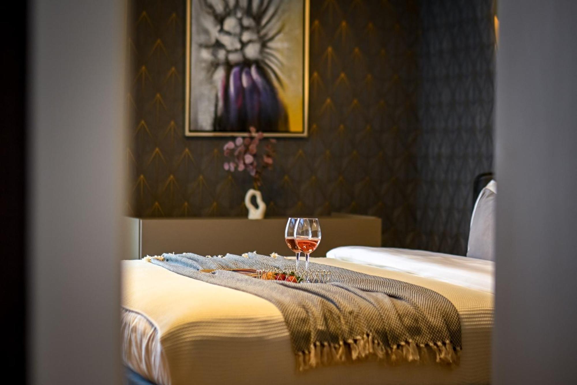 One Verdi Park Exclusive Apartments - Panoramic View & Private Parking Бухарест Номер фото