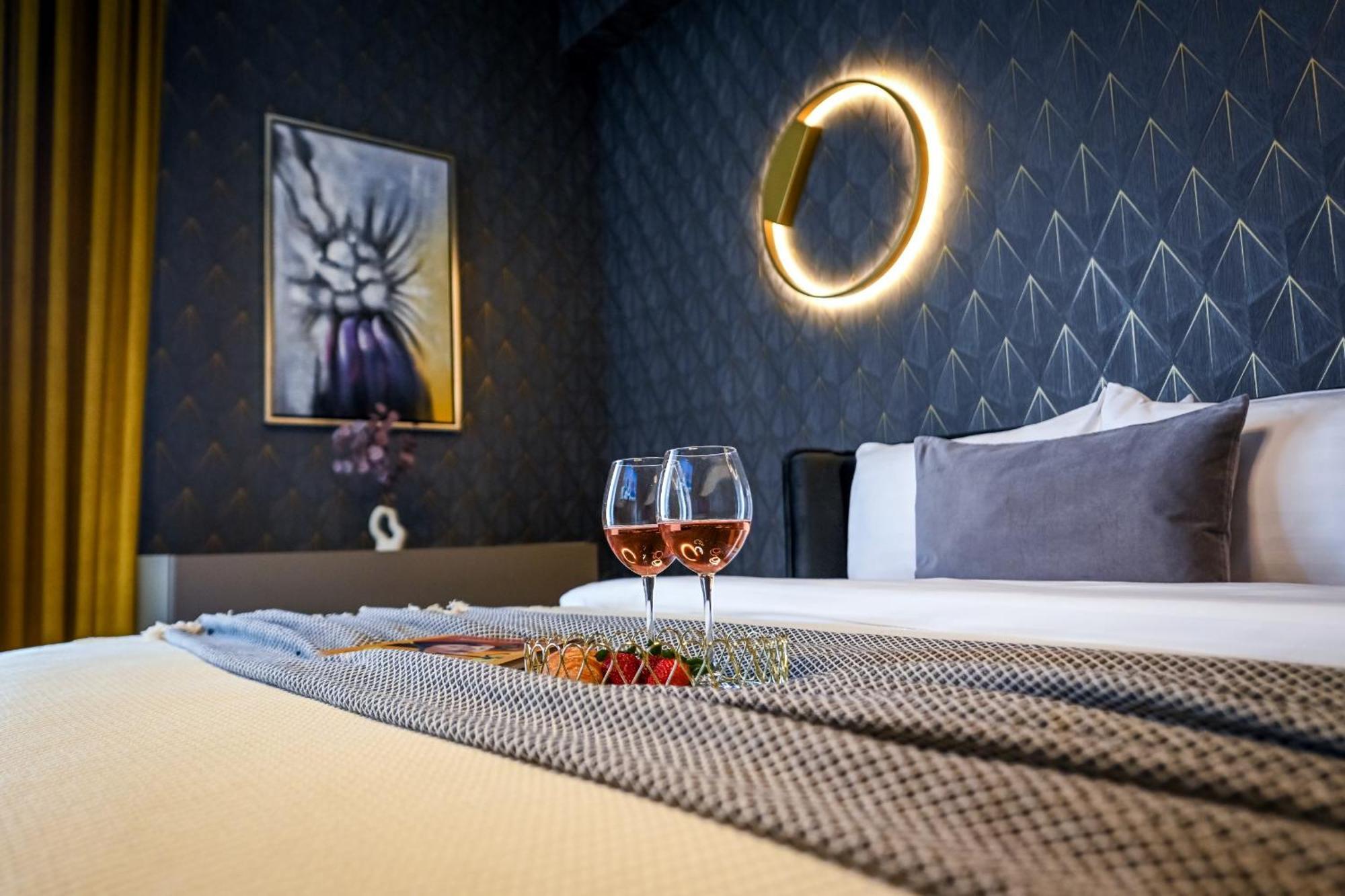 One Verdi Park Exclusive Apartments - Panoramic View & Private Parking Бухарест Номер фото